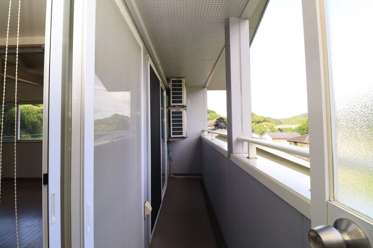 本城町 中古戸建 【バルコニー】
洋室2ヶ所と廊下の3方向から出入りできるバルコニー