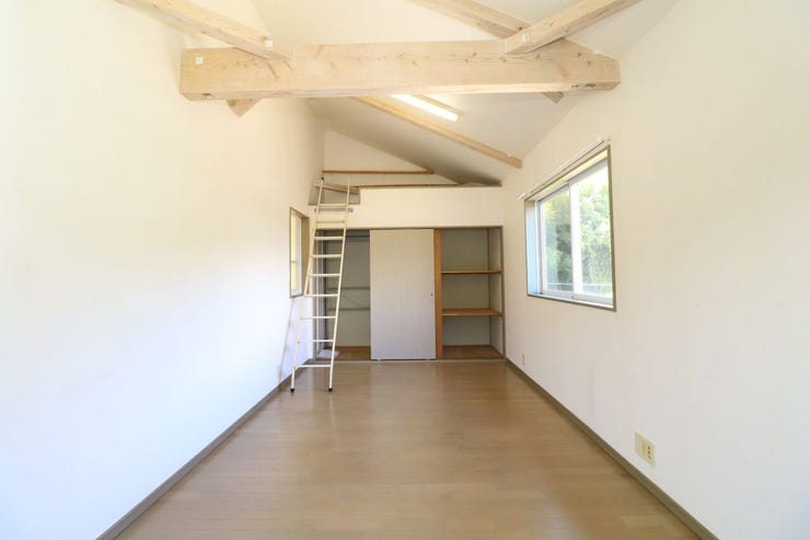 本城町 中古戸建 【洋室8.8帖】
勾配天井になっており、開放感のある空間