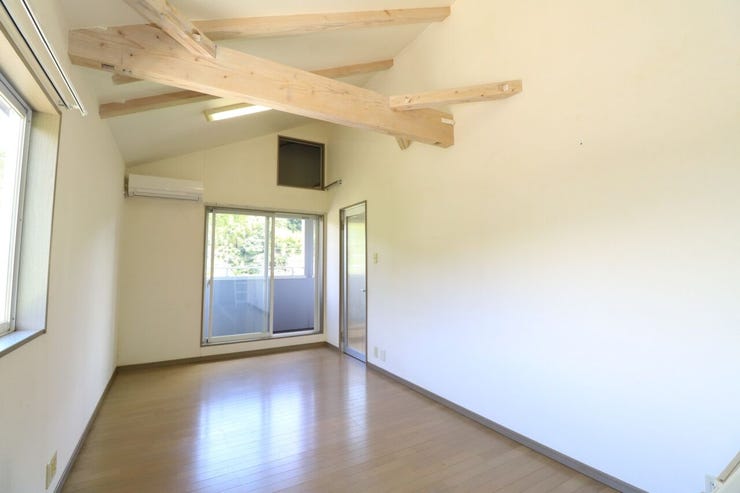 本城町 中古戸建 【洋室8.8帖】
勾配天井になっており、開放感のある空間
