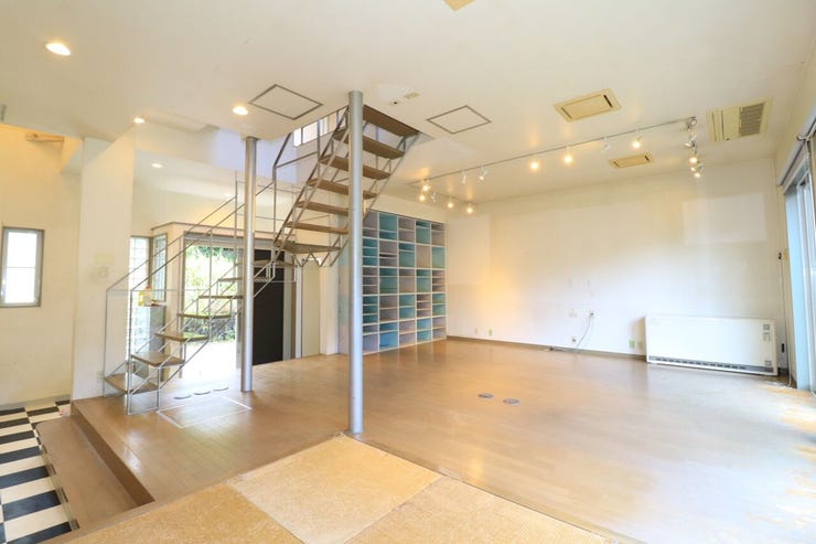 本城町 中古戸建 【リビング】
壁一面の造作棚は、趣味のコレクション収納や魅せるインテリアとして多彩に活躍します