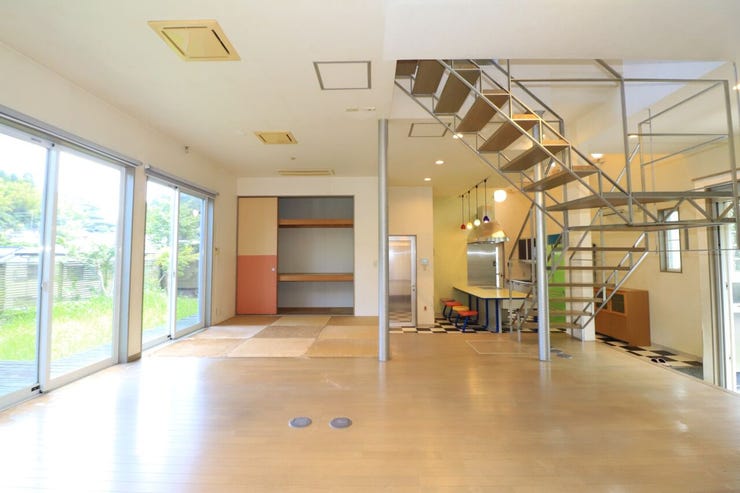 本城町 中古戸建 【リビング】
空間のアクセントになる鉄骨階段や壁面収納など、スケールと個性が光る住環境