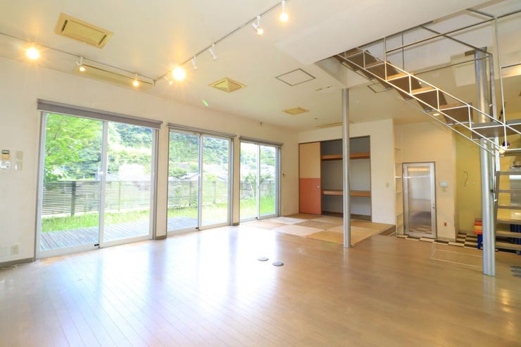 本城町 中古戸建 【リビング】
東南側に掃き出し窓が3か所あり、部屋の奥まで光が入りやすいリビング