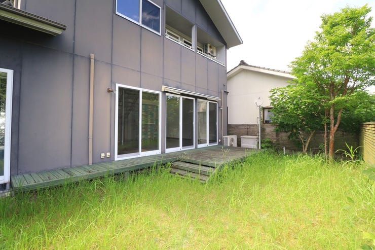 本城町 中古戸建 【庭】
庭にはウッドデッキ付きです