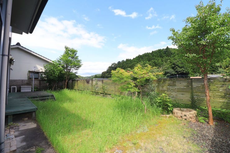 本城町 中古戸建 【庭】
人の視線が気にならない庭でゆっくり子供たちと過ごせます