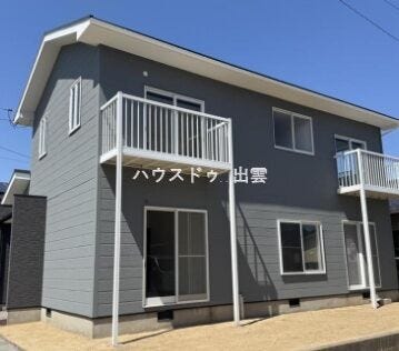 【外観】
落ち着いた色合いの外観が印象的な住まい。前面道路も4mあり、駐車や出入りがスムーズです。閑静な住宅街の立地です。