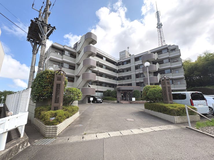 【外観】
バス停徒歩1分で駅へのアクセスに便利!野草園や大年寺山等の自然が多い環境です♪
