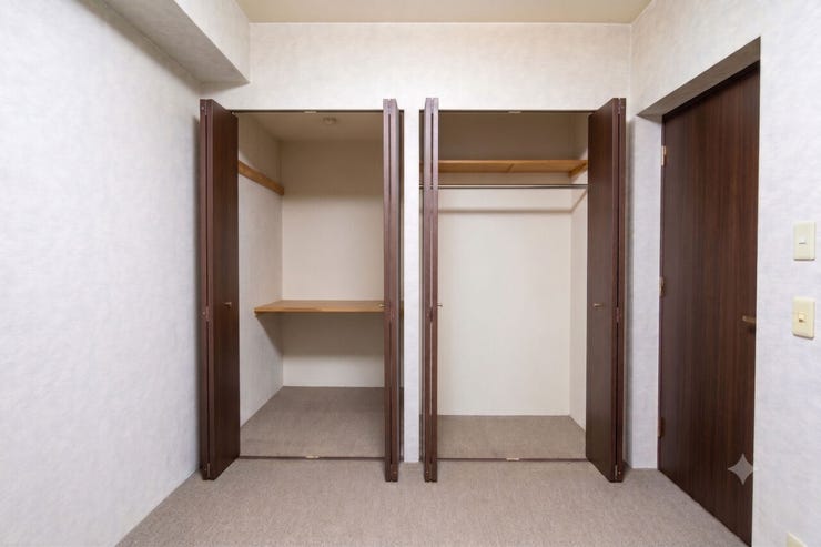 *洋室収納*
北東側・5.4帖のお部屋の収納です
※CG家具消し加工有