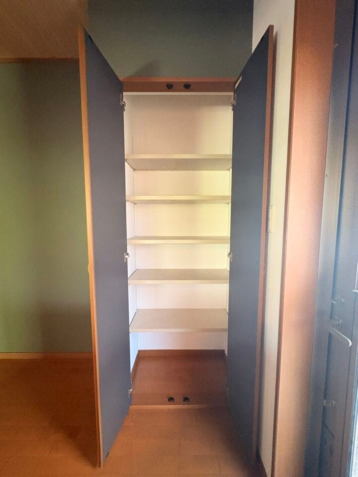 キッチンの背面には奥行きのある扉付きの収納があり、食材など備蓄ができます。