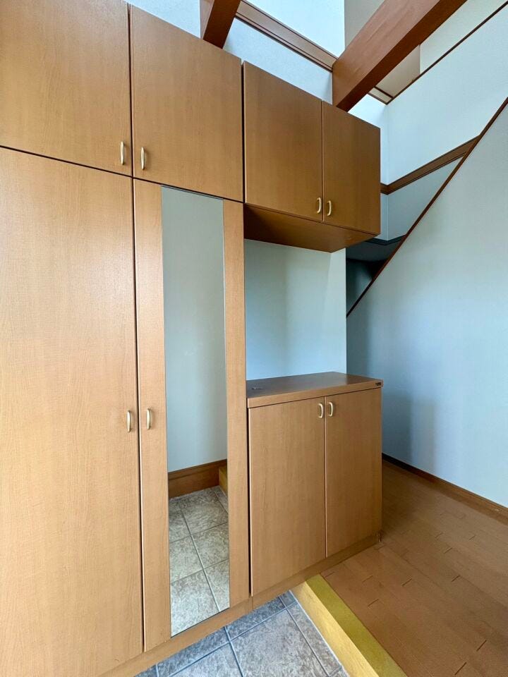 玄関の側面収納には大きな鏡が付いています。お出かけ前に全身チェックができて安心ですね。
