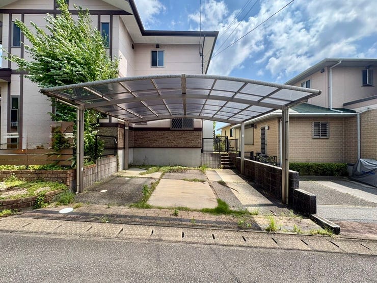 駐車場はカーポートが設置されています。