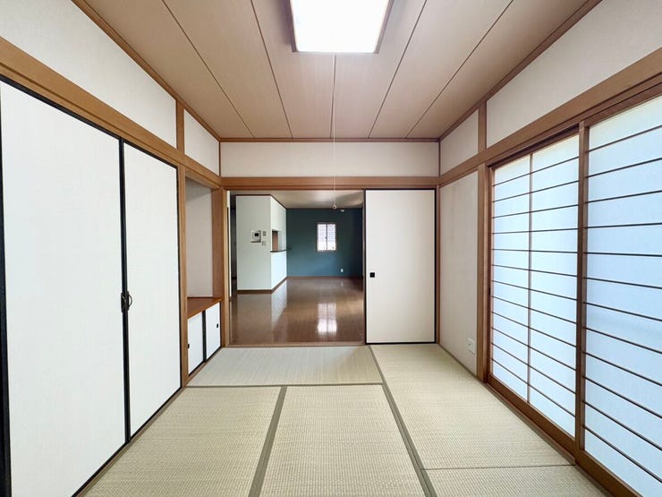 リビング隣の和室。障子付きの窓からは柔らかい光が差し込み、のんびりくつろげる空間になっています。