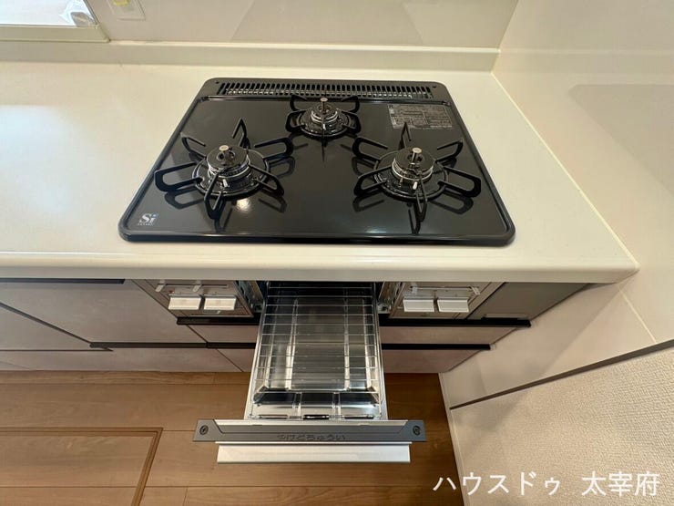 グリル付きで同時調理が可能。「焼く・炒める・煮る・温める」を同時進行でき、料理の段取りがしやすいのが魅力です。品数が多い料理や作り置き調理も、余裕をもって対応できます。