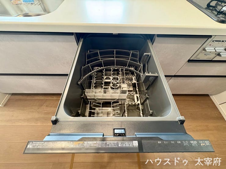 食器洗いをサポートしてくれる食器洗い乾燥機付きキッチン。家事の時短につながるだけでなく、手洗いよりも衛生的で節水効果も期待できます。ご家族との時間や自分の時間を大切にできる嬉しい設備です。
