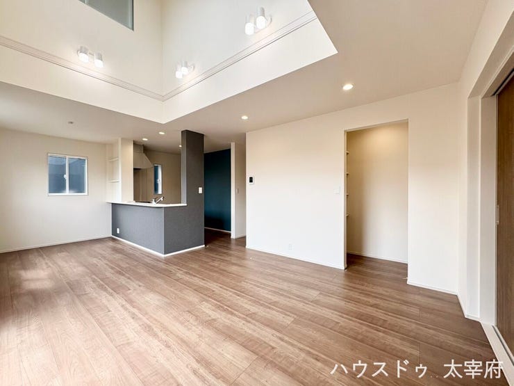 開放感あふれる吹き抜けと大きな窓から、たっぷりの自然光が降り注ぐ明るいLDK。アクセントクロスが映えるおしゃれな対面キッチンからは、家族の様子がいつでも見渡せます。