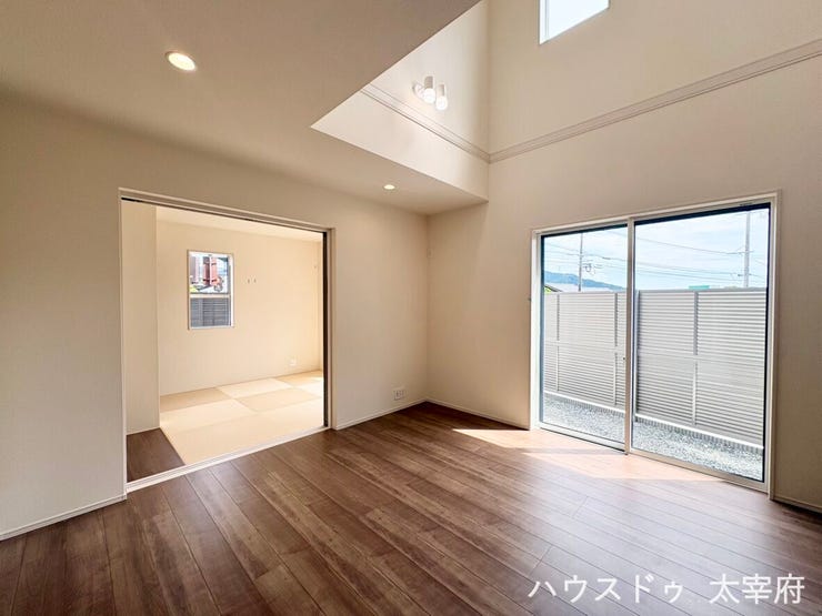 開放感抜群の吹き抜けリビングは、高い窓からたっぷりの光を採り込み、明るく広々とした空間を演出。隣接する和室は、客間や子育てスペースとして多彩に活躍する便利な間取りです。