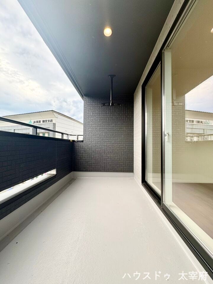 ワイドバルコニーで少しの雨であれば洗濯物が濡れにくく、外出時も安心です。また、強い直射日光が室内に直接入り込むのを防ぎ、夏の室温上昇を和らげる効果が期待できます。