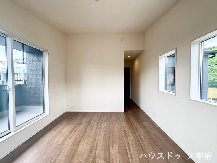 2面採光で光がたっぷり差し込む明るい洋室。落ち着いた木目調のフローリングが上品で、バルコニーへの出入りもスムーズな快適なお部屋です。