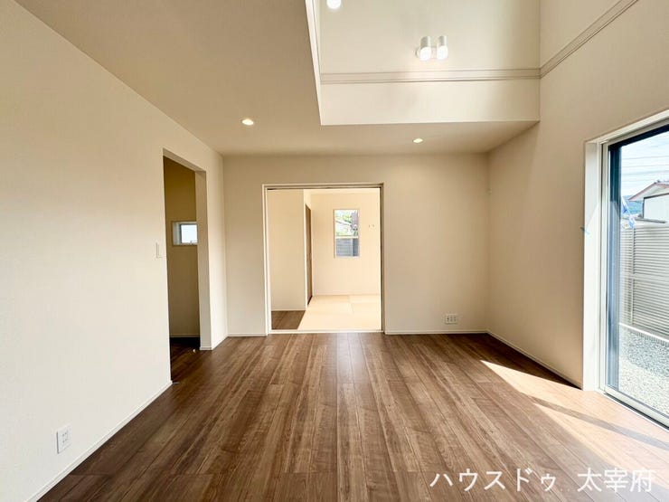 明るい光が差し込む開放的なリビングです。吹き抜けによる高い天井が空間に広がりをもたらし、隣接する和室との一体感でゆったりとくつろげます。