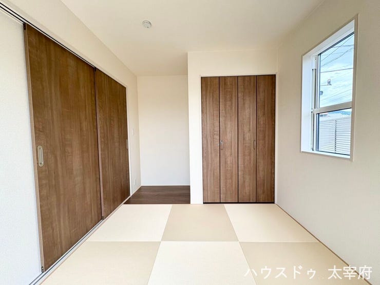 琉球畳は一般的な畳よりもモダンですっきりとした印象を与え、お部屋を広く見せる効果があります。明るい色合いで、和モダンや北欧風のインテリアにも馴染みやすいデザインです。
