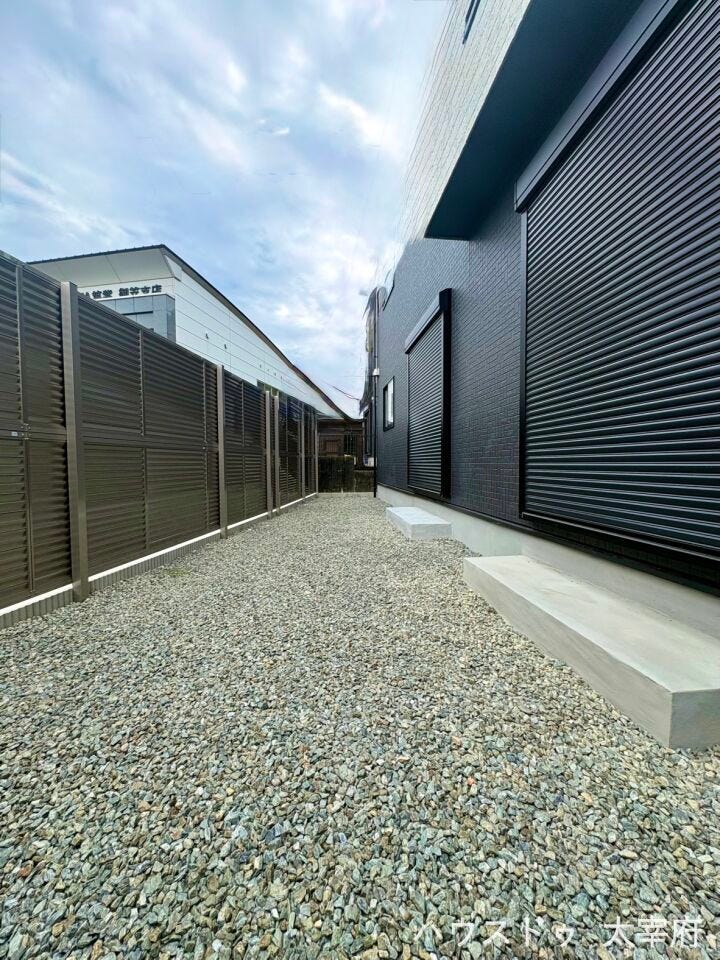 角地に建っているので、隣家との圧迫感がなく開放感があります。砂利のお庭は踏み音が鳴るので防犯対策にもなります。お手入れも楽です。