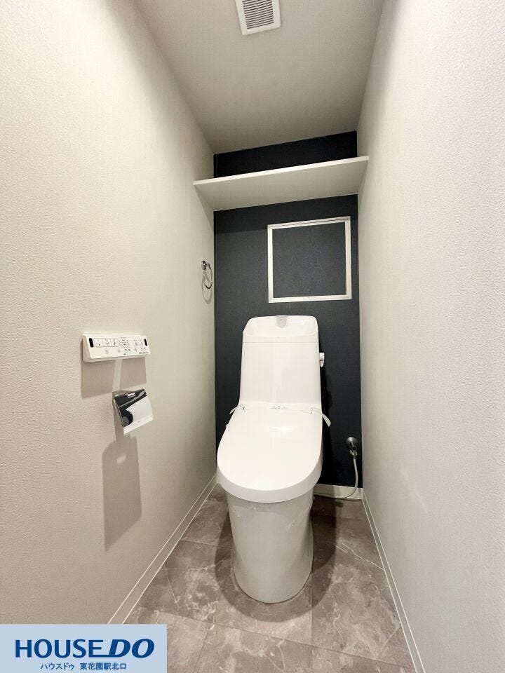 落ち着いた色調のアクセントクロスが印象的なトイレです!清潔感のある空間に仕上げており、毎日の快適な時間をサポートしますね♪上部には便利な棚を備えており、日用品のストックにも困りません☆