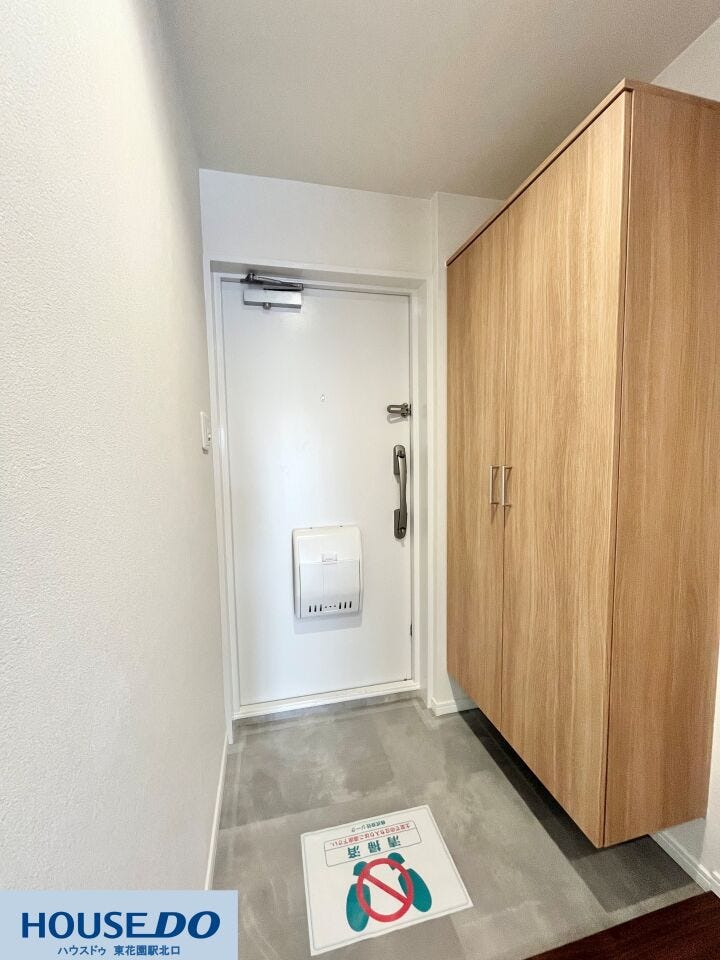 温かみのある木目調のシューズボックスが印象的な、すっきりとした玄関です!扉を閉じれば生活感が出ず、来客時も安心の洗練されたエントランスを演出できますね♪