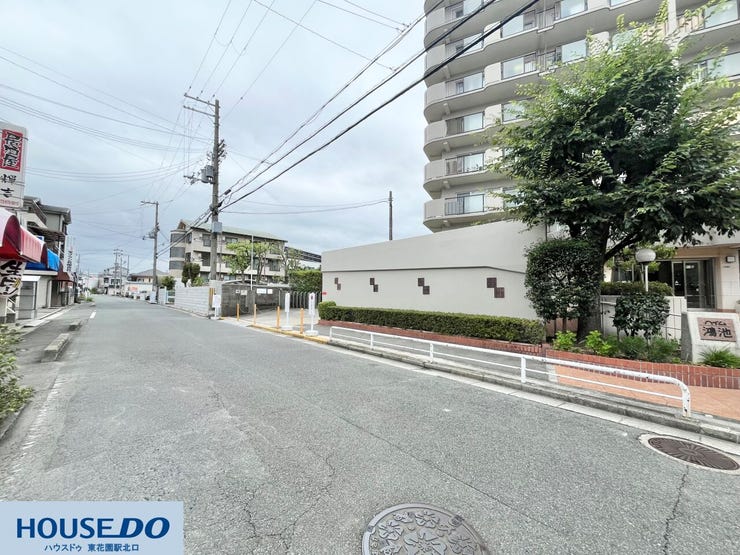 マンション周辺は交通量も穏やかで、静かで落ち着いた街並みが広がっています!日常の買い物や散策にも便利なエリアで、穏やかな毎日を過ごしたい方にぴったりの立地ですね♪