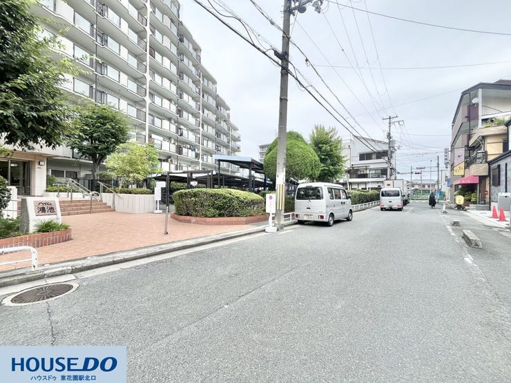 周囲の緑が美しく調和する、落ち着いた雰囲気のマンションです!大切に維持管理されており、居住の安心感とプライバシーがしっかりと守られた、穏やかな住環境が整っています☆