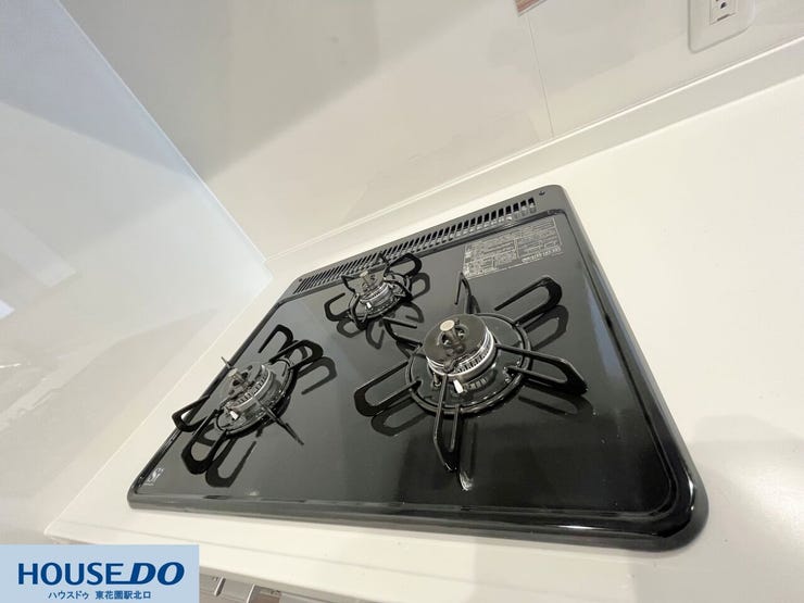 安全性と機能性を考慮した、3口のガスコンロです!すっきりとしたデザインで、キッチン周りのお掃除も手軽に行えますね♪複数のお料理を同時に進められ、効率の良い家事をお手伝いします!