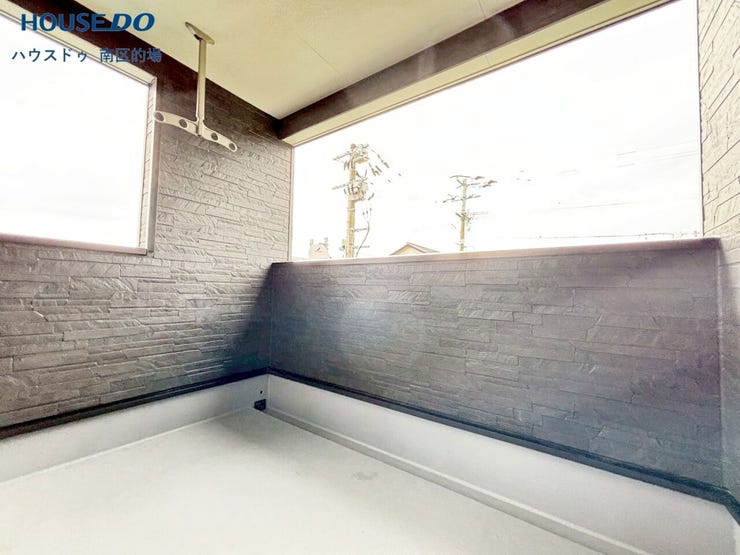 屋根があるバルコニーならちょっとした雨ならお洗濯物も安心です。