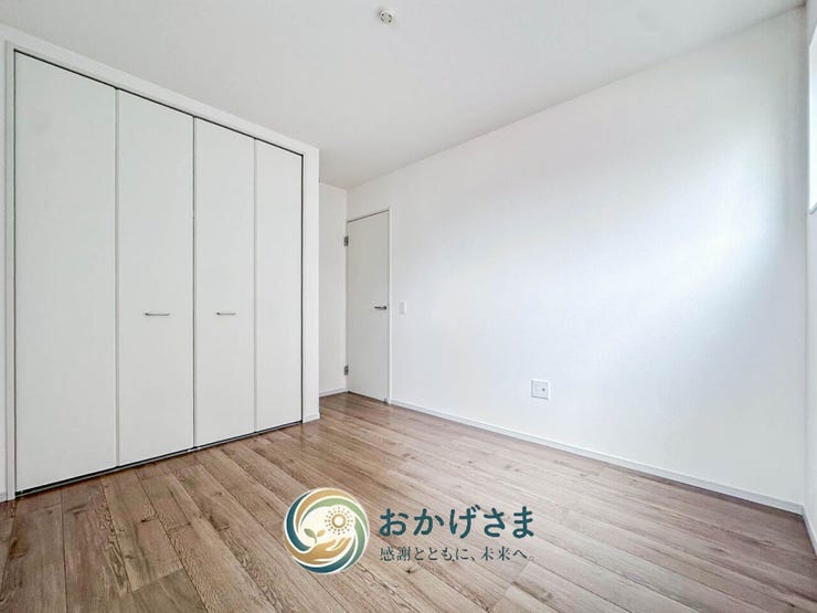 【居室】
飽きのこないナチュラルなデザインの洋室。十分な広さのクローゼット付きで、子ども部屋にも最適です。