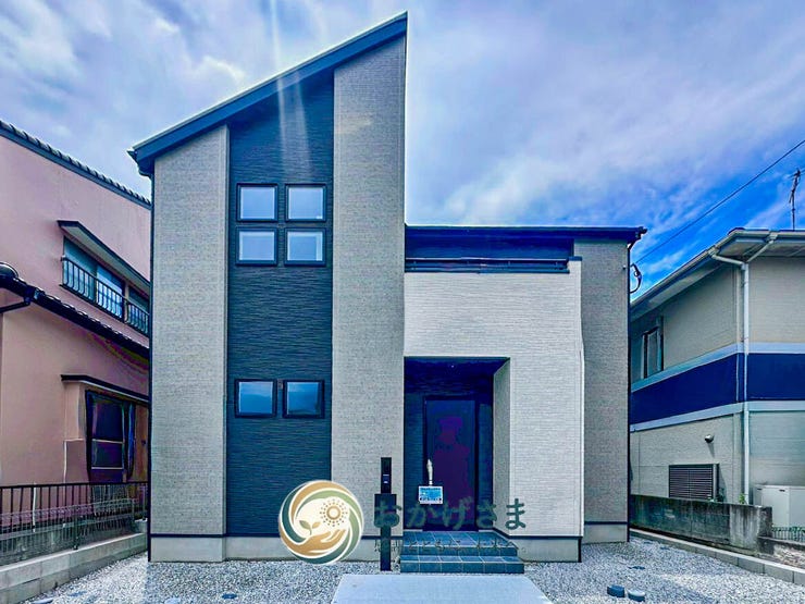 【外観】
【外観】
シャープな片流れ屋根がモダンな印象の2階建て。白と黒のコントラストが美しい洗練された邸宅です。