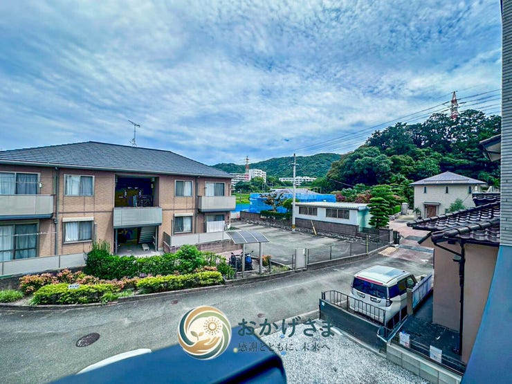 【眺望】
バルコニーから見渡す、緑豊かな山々と落ち着いた街並み。広い空が心地よく広がる、開放感のある景色です。
