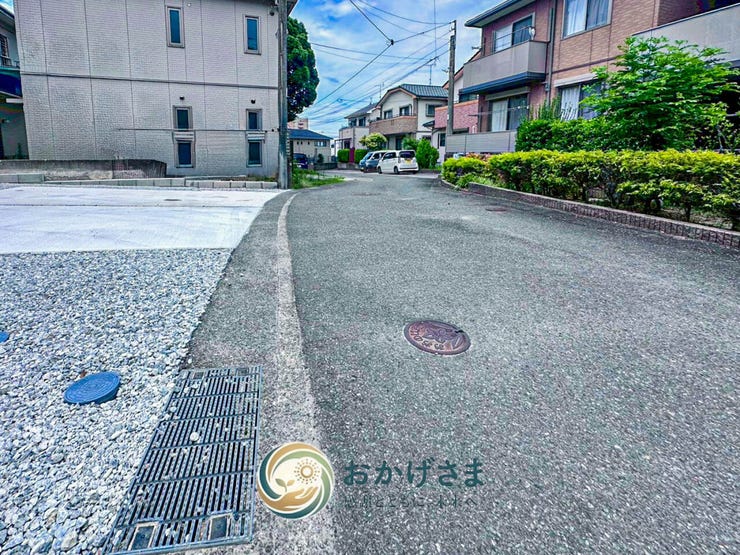 【前面道路】
舗装された平坦な前面道路。周辺は豊かな緑に囲まれた閑静な住宅街で、穏やかな住環境が広がっています。