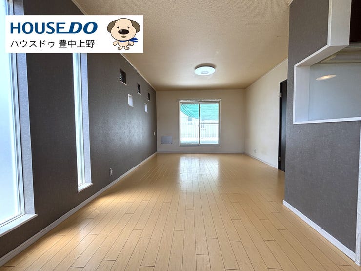 【外観】
【LDK】
アクセントクロスが空間を引き締める約18.5帖のリビング。窓が多く、自然光がふわっと入る明るい居心地の良い空間です。