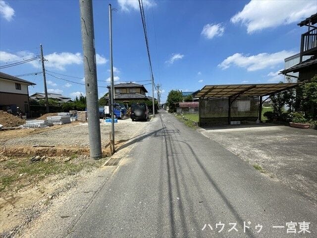 ≪北側西向き 幅約4.0m≫
車がすれ違うには厳しい道幅ですが、車はスピードを抑えて走行するので、お子様にも安全な道幅となっています。