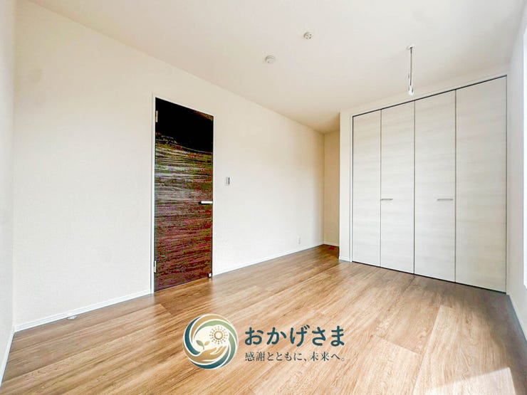 【居室】
奥行きのある広々とした居室。美しい木目の床と、高級感のある木目調のドアが空間のアクセントです。