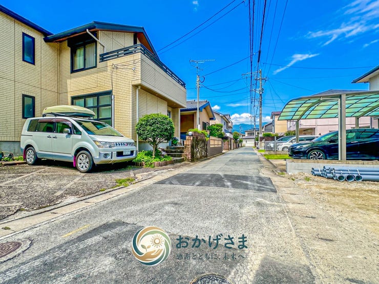 【前面道路】
青空と白い雲が美しく広がる前面道路。周辺は綺麗に区画整理された、のどかで開放感のある住宅街です。