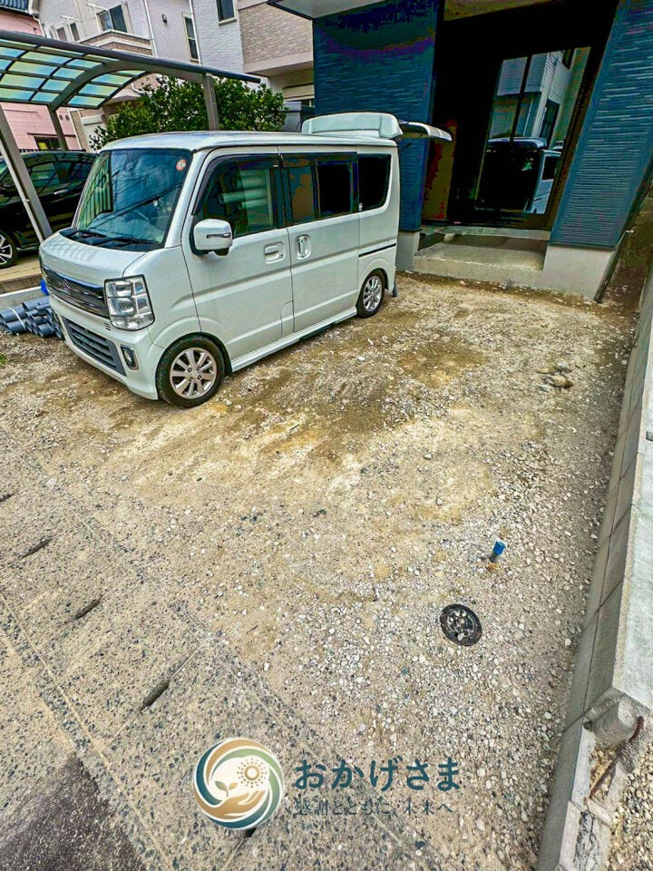 【駐車場】
これからの外構仕上げが楽しみな広々とした駐車スペース。普通車をゆったりと停められる広さがあります。