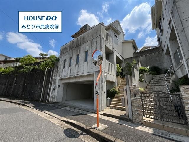 【外観】
車庫付きの地上4階!こだわりの外観デザインも魅力です。
地下鉄桜通線/鳴子北駅 徒歩約3分とアクセス良好です◎