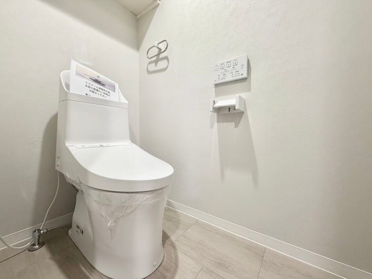 トイレットペーパーのストックや、お掃除用品などをスッキリしまえる、収納付きのトイレ♪