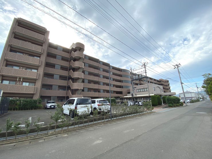 【外観】
小中学校やドラッグストアが徒歩6分と生活施設が充実の環境です!嬉しいペット飼育可能♪