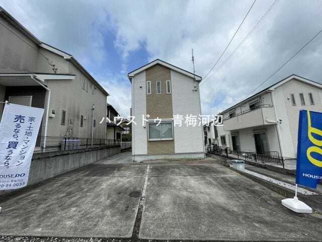 【外観】
閑静な住宅街にある4LDKの中古戸建です。