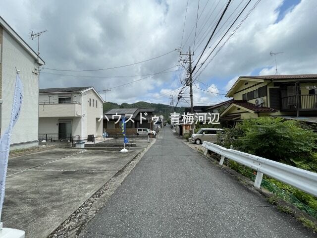 【東側 前面道路】幅員約4mの前面道路です。車がすれ違うには厳しい道幅ですが、車はスピードを抑えて走行するので、お子様にも安全な道幅となっています。