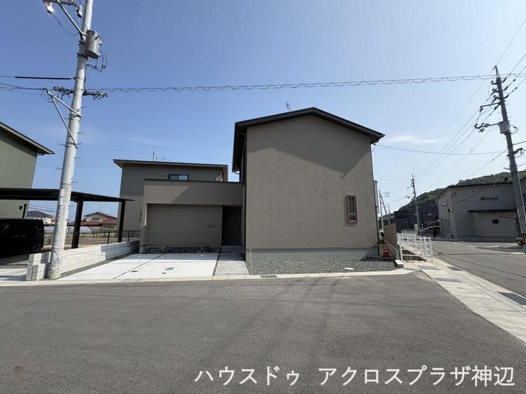 【外観】
【外観写真】通りからの視線を遮るデザイン設計です。