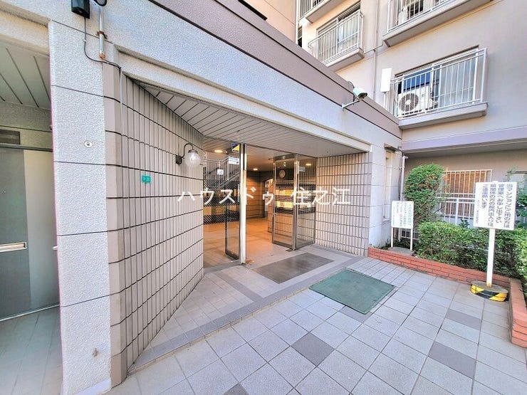 ★エントランスには庇(屋根)がございますので雨の日も安心♪