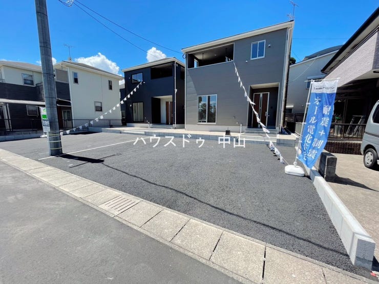 \ゆとりの駐車スペース3台分/
ご家族それぞれの車はもちろん、来客時も安心の広さ。日々の通勤やお出かけもスムーズな、使い勝手の良い駐車場です。
