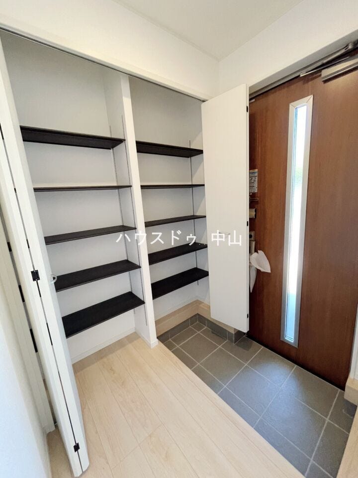 \住まいの第一印象を彩る玄関/
ゆとりある空間設計で、家族の「いってきます」と「ただいま」を心地よく迎えます。収納力も備え、すっきりとした玄関を保てます。