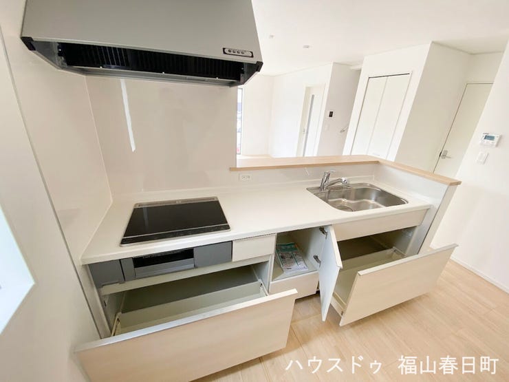 ■充実の収納力■引き出し式の大容量収納で、調理器具から食材までスッキリ整理。いつでも使いやすいキッチン環境が整います。