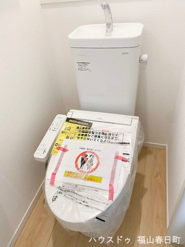 1階トイレ■ウォシュレット付き■温水洗浄便座を標準装備。毎日使う場所だからこそ、快適さにこだわった上質なトイレ空間です。